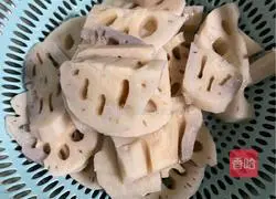 Illustration of how to make spicy and sour lotus root slices 1