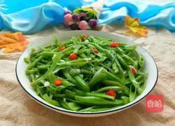 Illustration of how to make garlic water spinach stems 10