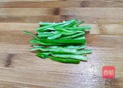 Illustration of how to make black bean paste with green pepper and potato shreds 5