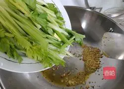 Illustration of how to stir-fry celery with minced garlic 4