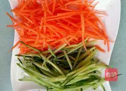 Illustration of how to make spicy shredded chicken 3