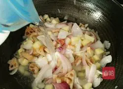 Illustration of how to stir-fry potatoes with onions and lotus roots 9