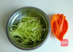 Illustration of how to make stir-fried shredded lettuce 1