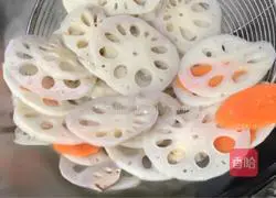 Illustration of how to make spicy fried lotus root slices 5