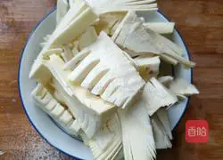 Illustration of authentic braised bamboo shoots in oil 2