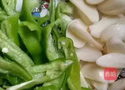 Illustration of how to stir-fry broccoli with green pepper 2