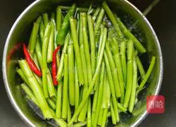 Illustration of how to make garlic water spinach stems 2