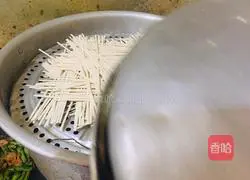 Illustration of how to make steamed braised noodles 13