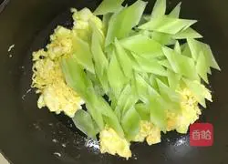 Illustration of how to make fried lettuce and eggs 6