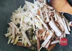 Illustration of how to stir-fry dried shredded bamboo shoots and pickled vegetables 7