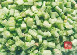 Illustration of how to stir-fry beans with oyster sauce 2