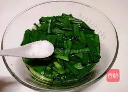 Illustration of how to make stir-fried bean sprouts with leeks 2