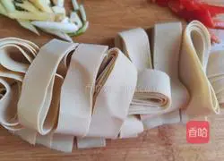 Illustration of how to make spicy bean curd rolls 1