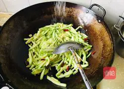 Illustration of how to make vinegar-coated zucchini shreds 5