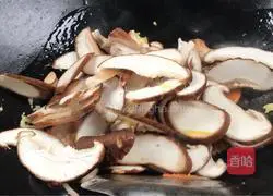 Illustration of how to stir-fry mushrooms with green pepper 9