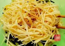 Illustration of how to make cold shredded dried tofu 8