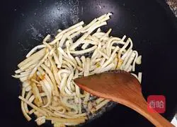 Illustration of how to make stir-fried dried tofu with chive flowers 3