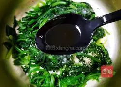 Illustration of how to make spinach with nuts 13