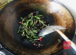 Illustration of how to make stir-fried red amaranth 6