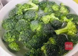 Illustration of how to make broccoli in oyster sauce 1