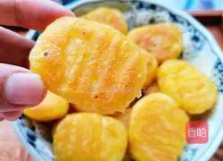 Illustration of how to make crispy potato pancakes 14