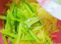 Illustration of how to cook shredded potatoes and celery 8