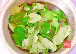 Illustration of how to stir-fry loofah and sweet potato leaves 2