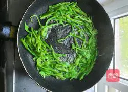 Illustration of how to stir-fry three shredded silkworms 6