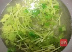 Illustration of how to make celery and lotus root slices with oil 3