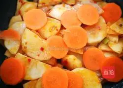 Illustration of how to stew kelp with potato slices 6