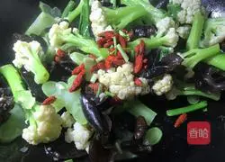 Illustration of how to make fried cauliflower with fungus 11