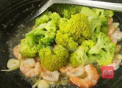 Illustration of how to make fried shrimps with broccoli 12