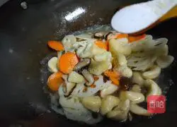 Illustration of how to stir-fry lotus root in lotus pond 5