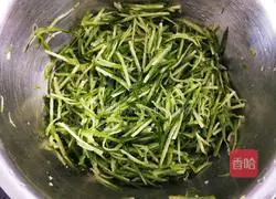 Illustration of how to make shredded radish meatballs 5