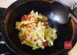 Illustration of how to stir-fry organic cauliflower with tomatoes 5