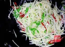 Illustration of how to make green pepper and potato shreds 6