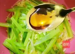 Illustration of how to cook shredded potatoes and celery 11