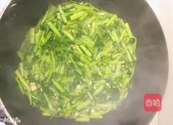 Illustration of how to make garlic water spinach 6