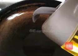 Illustration of how to stir-fry cucumbers and green peppers until fragrant 5