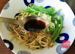 Illustration of how to mix mustard green pepper shreds 4