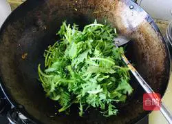 Illustration of how to make stir-fried chrysanthemum 5