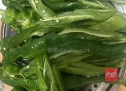 Illustration of how to pickle peppers and cucumbers with the same ingredients 4