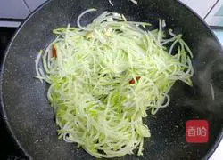Illustration of how to make fried shredded radish 8