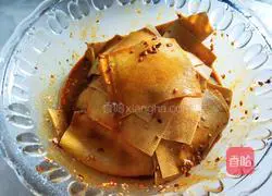 Illustration of how to make spicy thousand-layer tofu skin 10