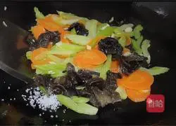 Black Illustration of how to make fried carrots and celery with fungus 6
