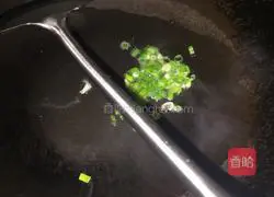 Illustration of how to make cold scallion oil, preserved egg and tofu 6