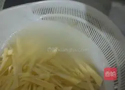 Vinegar Potatoes Illustration of how to make shredded potatoes (hot and sour potato shreds) 4