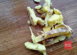 Illustration of how to shred Pleurotus eryngii mushrooms 3