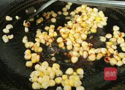 Illustration of how to make corn-fried cowpeas 8