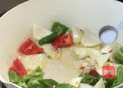 Illustration of how to stir-fry vermicelli with fungus 12